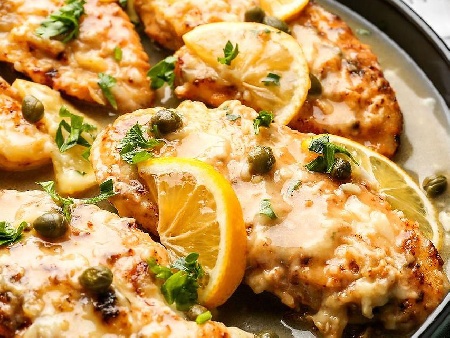 Пилешки гърди с каперси, чесън и лимонов сос на тиган - снимка на рецептата